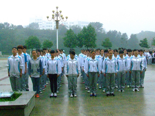 免费成人影片
领导亲切慰问2014级军训新生