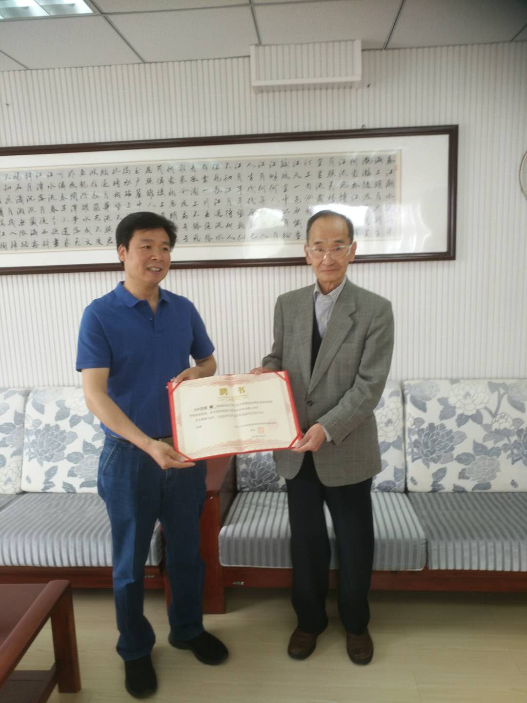 日本同志社大学名誉教授吉田旷二先生来免费成人影片
讲学