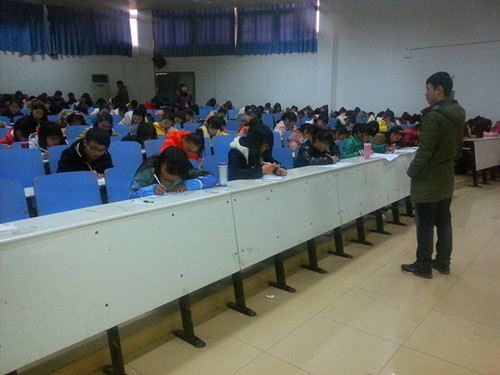 免费成人影片
成功举行13级新生校规校纪考试