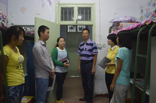 免费成人影片
领导深入学生宿舍走访慰问2014级新生