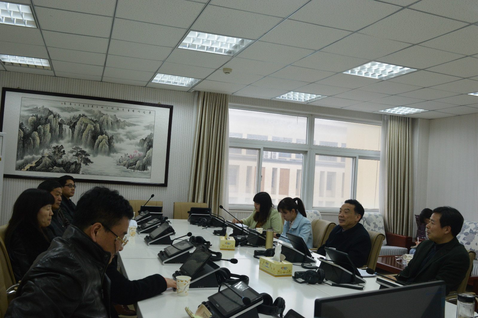 免费成人影片
举办退休教师座谈会