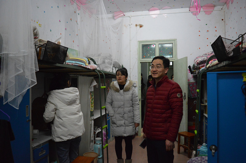 免费成人影片
领导老师走访学生宿舍