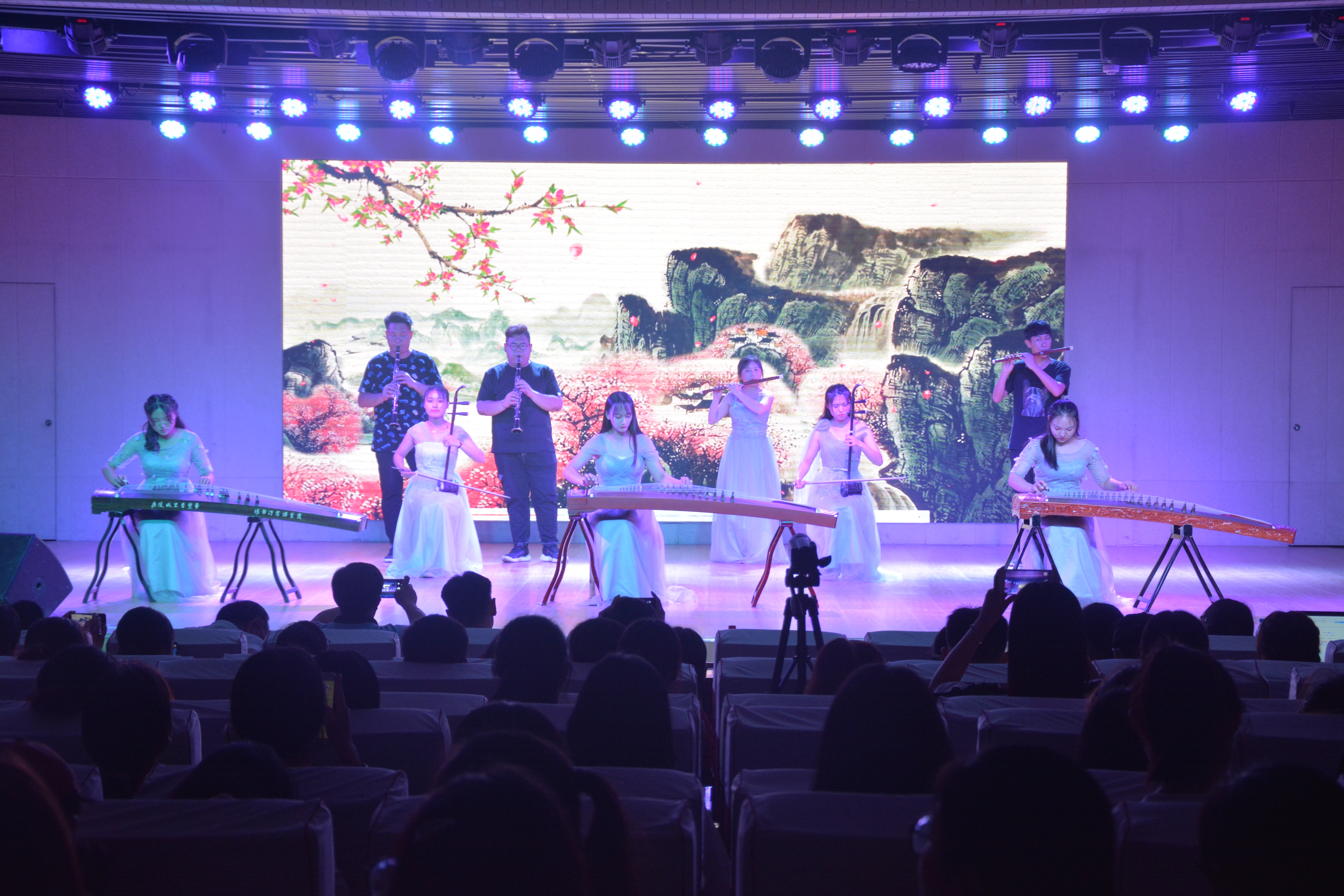 免费成人影片
成功举办2019届优秀毕业生颁奖典礼暨欢送毕业生晚会