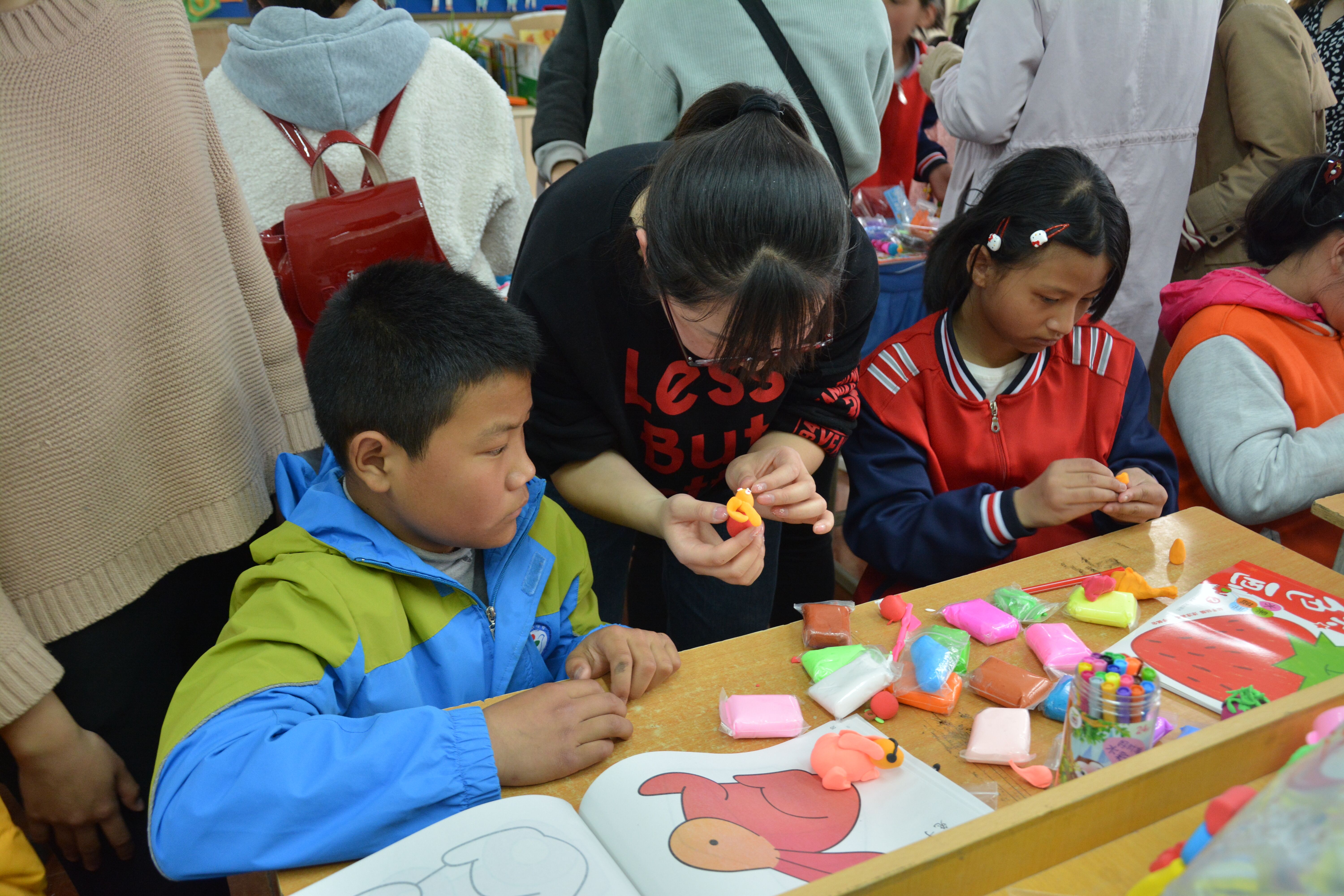 免费成人影片
开展第二届“心手相牵—特别的爱献给特别的你” 特殊教育学校献爱心志愿服务活动