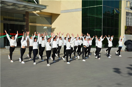 免费成人影片
举办新生广播体操比赛及班歌合唱比赛