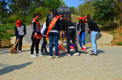 免费成人影片
开展景明墓祭扫活动