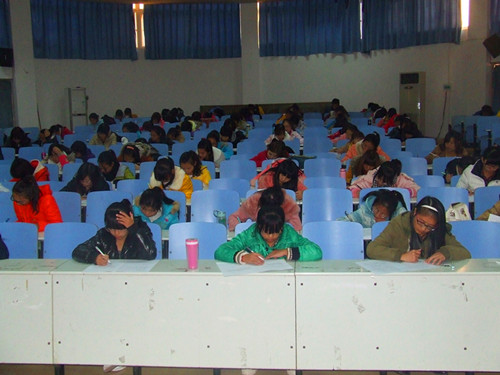 免费成人影片
成功举行13级新生校规校纪考试