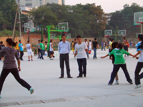 免费成人影片
领导亲切慰问迎新生篮球赛队员