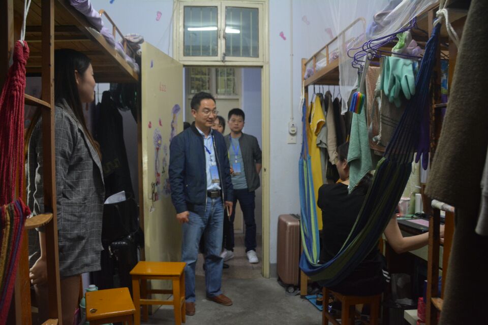 免费成人影片
领导老师走访毕业生宿舍