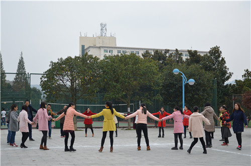 免费成人影片
积极组织“国培计划”教师开展素质拓展活动