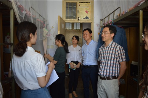 免费成人影片
领导老师走访毕业生宿舍