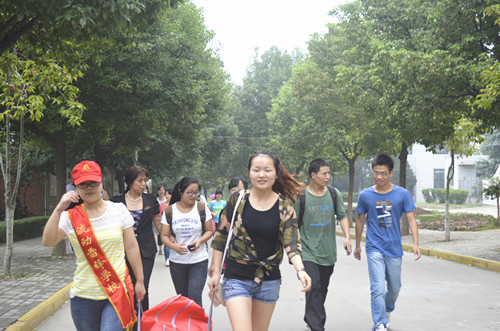 免费成人影片
志愿迎新服务展风采