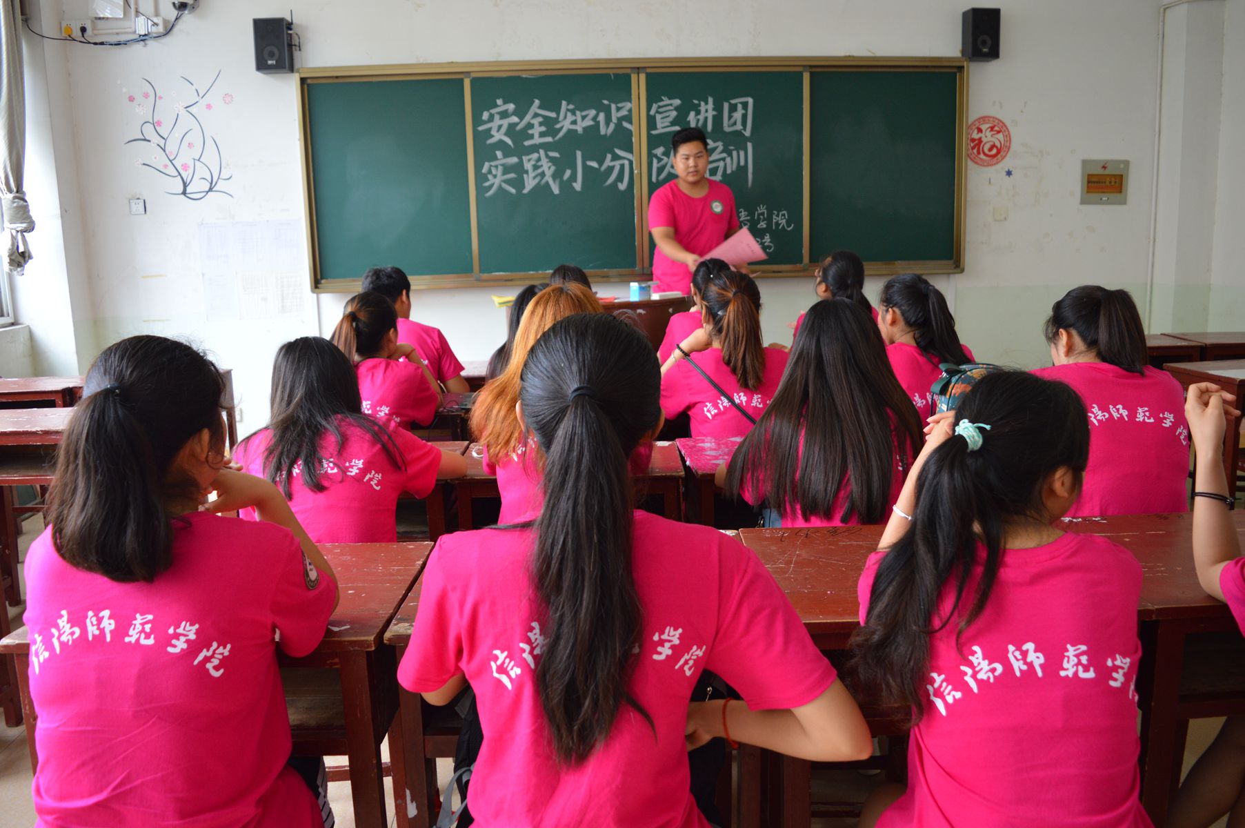 免费成人影片
志愿者积极为“三下乡”社会实践活动做准备