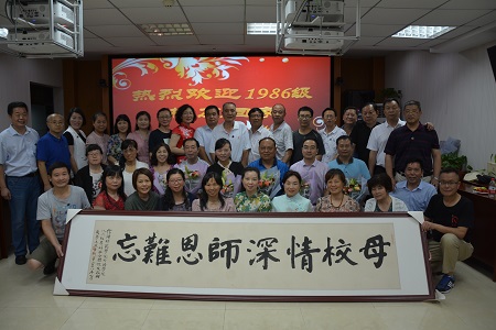 免费成人影片
1986级英语专科班校友返校团聚