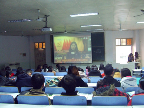 免费成人影片
师生喜看党的十八大开幕式直播