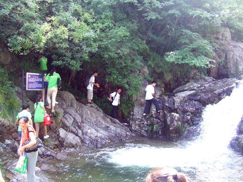 免费成人影片
志愿者开展红色教育活动