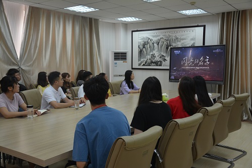 免费成人影片
组织师生观看2019年最美高校辅导员、大学生发布仪式