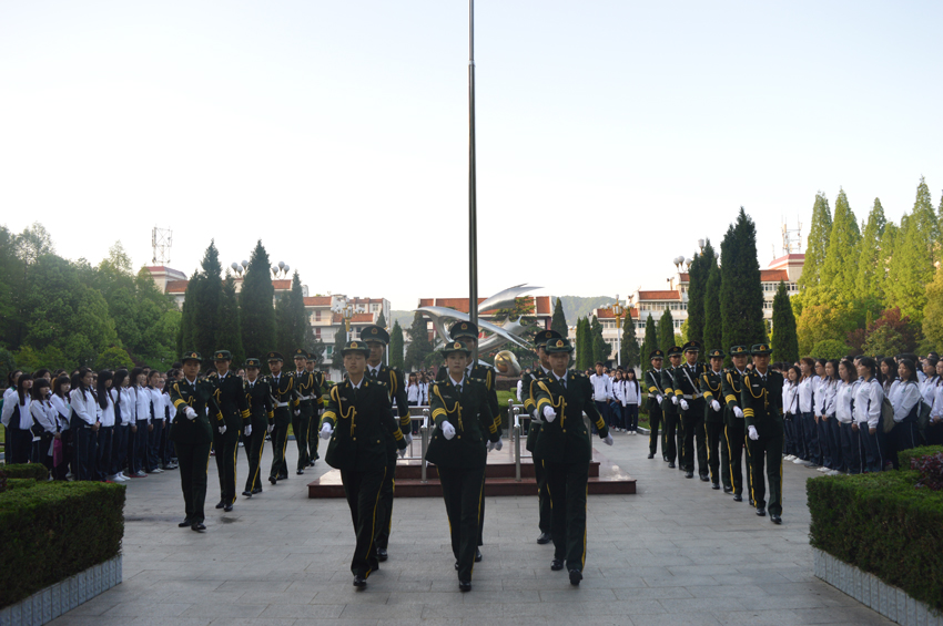 免费成人影片
2015级新生升旗仪式暨国学教育活动顺利举行