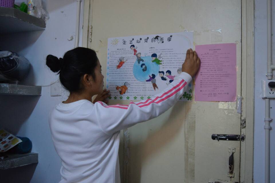 免费成人影片
举办心理健康标语进宿舍活动