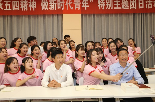 免费成人影片
2017级翻译1班团支部举行“传承五四精神 做新时代青年”特别主题团日活动