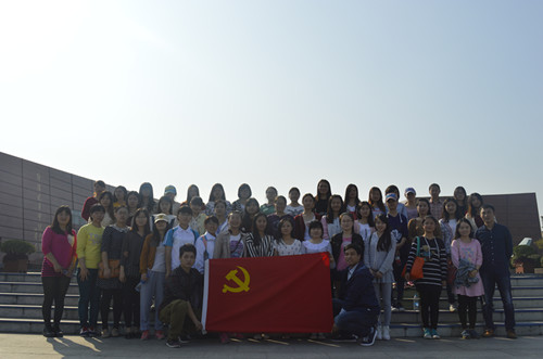 免费成人影片
学生党员前往鄂豫皖革命根据地缅怀革命先烈