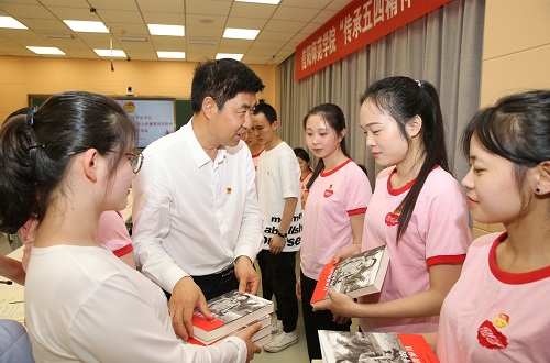 免费成人影片
2017级翻译1班团支部举行“传承五四精神 做新时代青年”特别主题团日活动