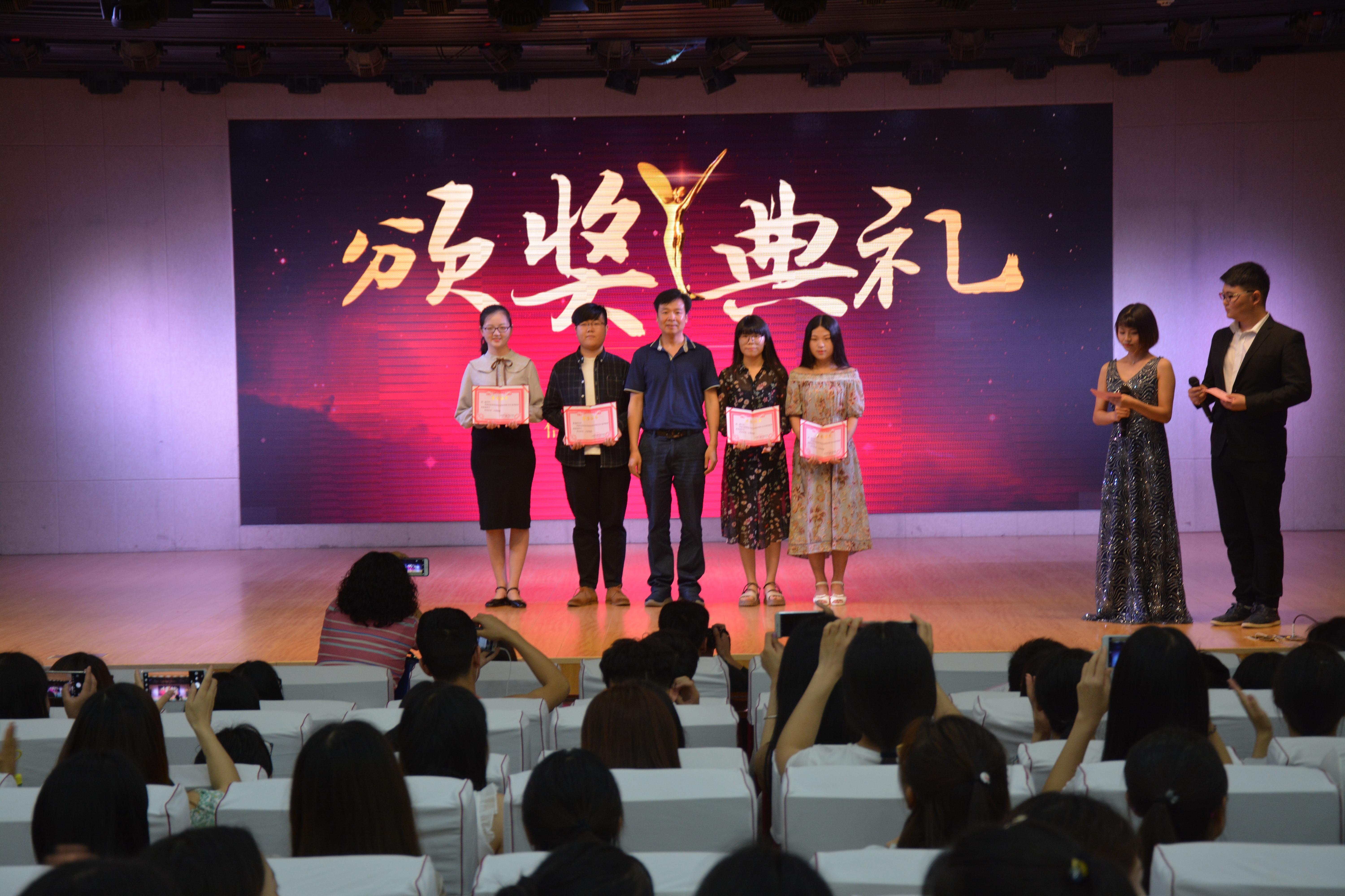 免费成人影片
成功举办欢送2018届毕业生晚会暨优秀毕业生及考研明星颁奖典礼