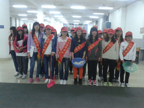 免费成人影片
第58期青校学员义务打扫新图书馆