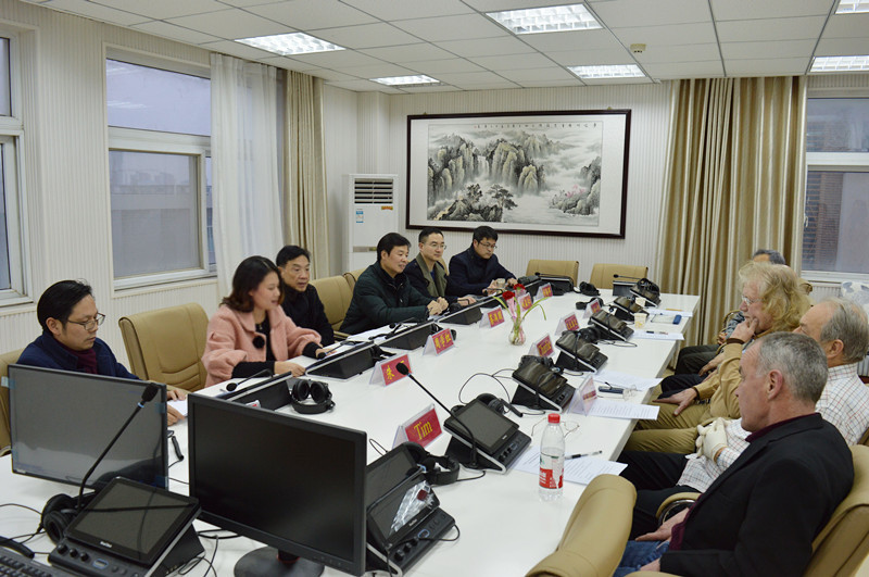  免费成人影片
召开外籍教师座谈会