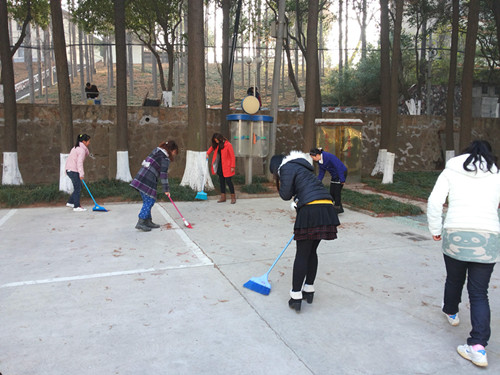 免费成人影片
举办志愿者打扫活动