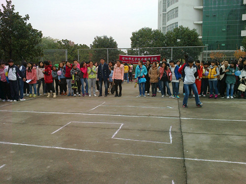 免费成人影片
举办女生月“运动风暴”趣味运动赛