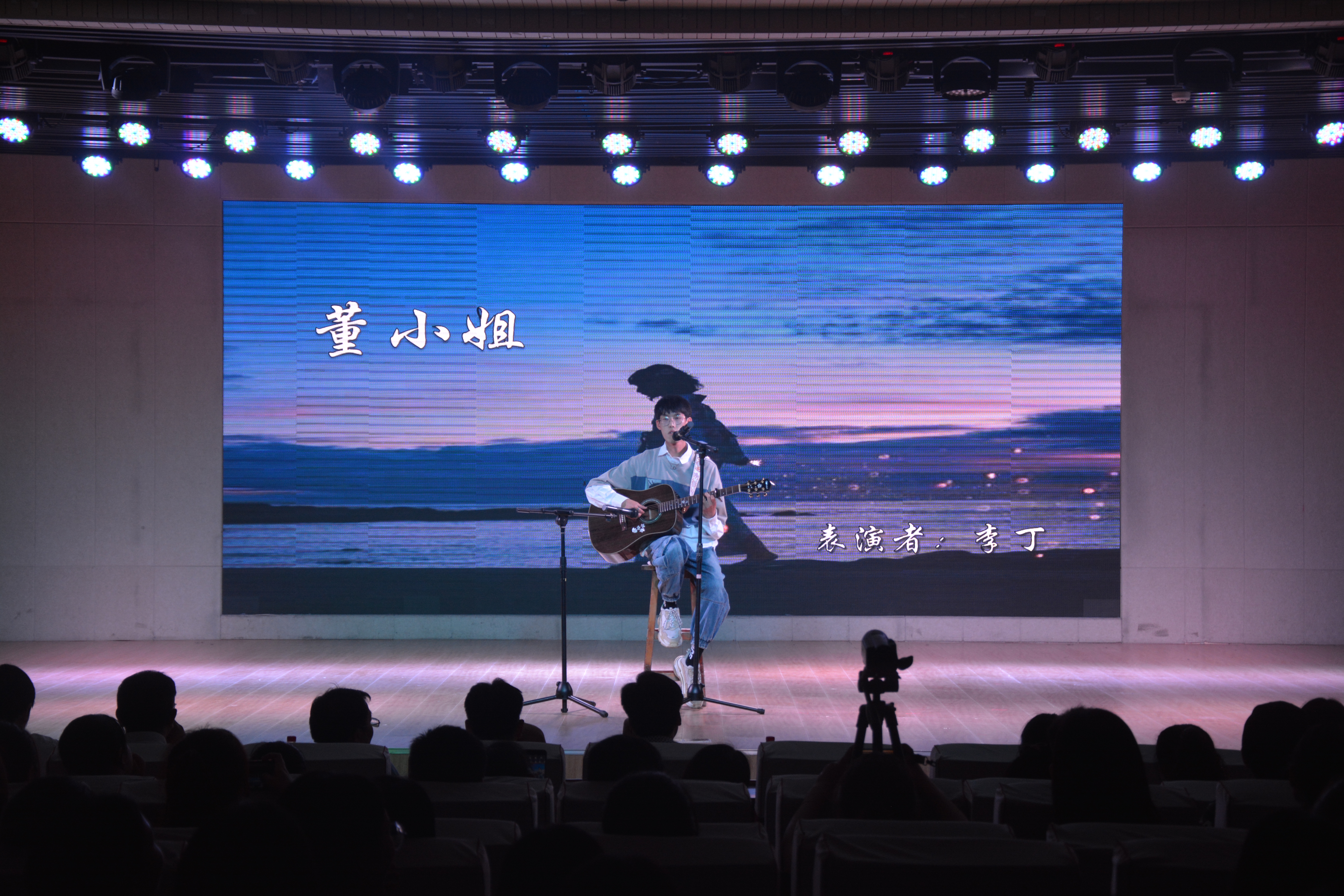 免费成人影片
成功举办2019届优秀毕业生颁奖典礼暨欢送毕业生晚会