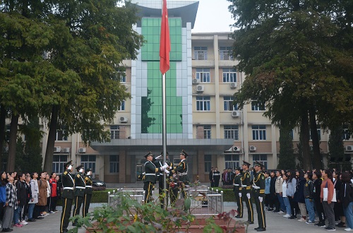 免费成人影片
组织学生参加升国旗仪式