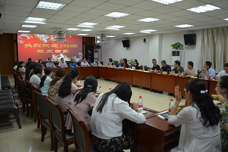 免费成人影片
1986级英语专科班校友返校团聚