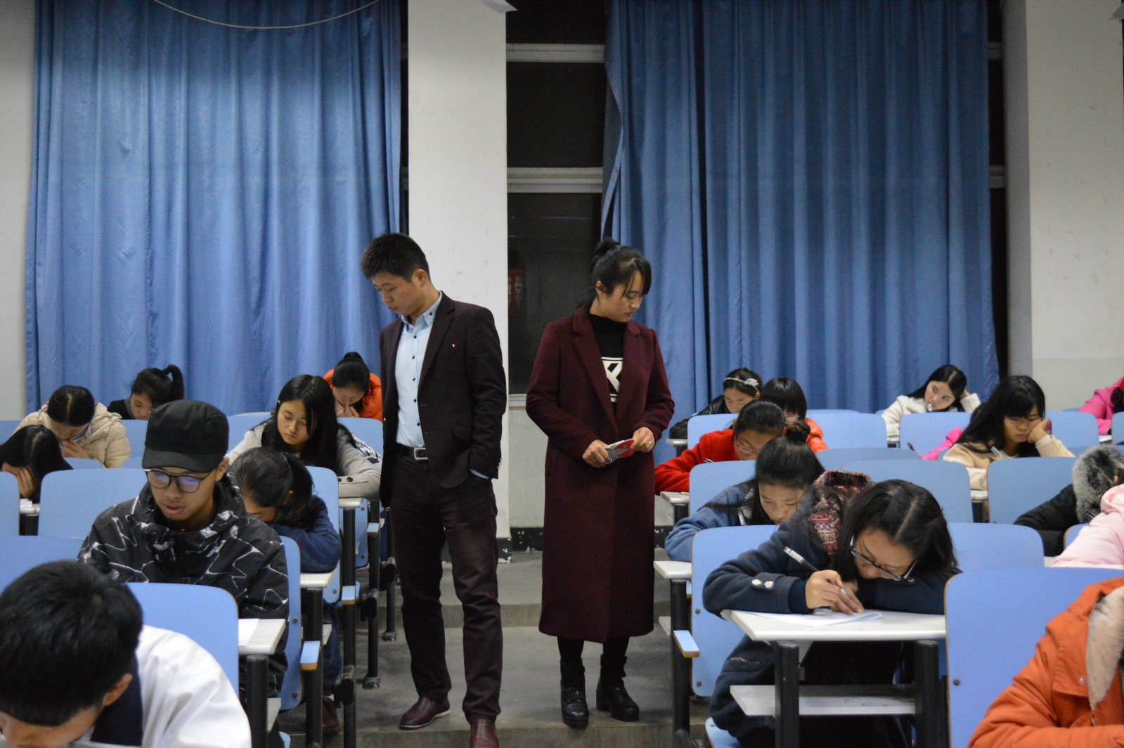 免费成人影片
举行2016级校规校纪考试