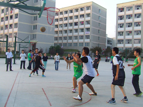 免费成人影片
领导亲切慰问迎新生篮球赛队员