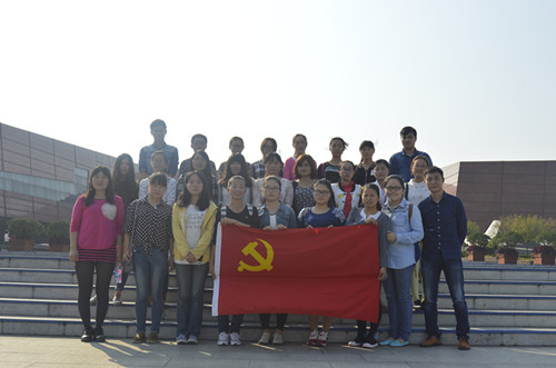 免费成人影片
学生党员前往鄂豫皖革命根据地缅怀革命先烈