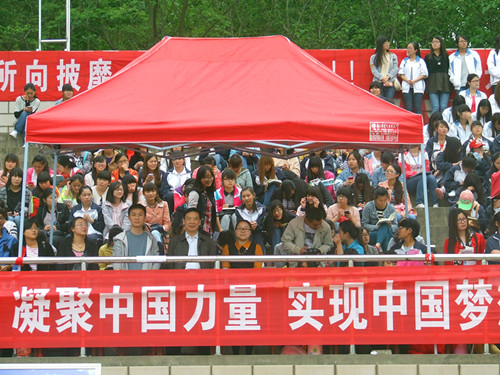 免费成人影片
领导老师亲临运动会现场给运动健儿加油助威