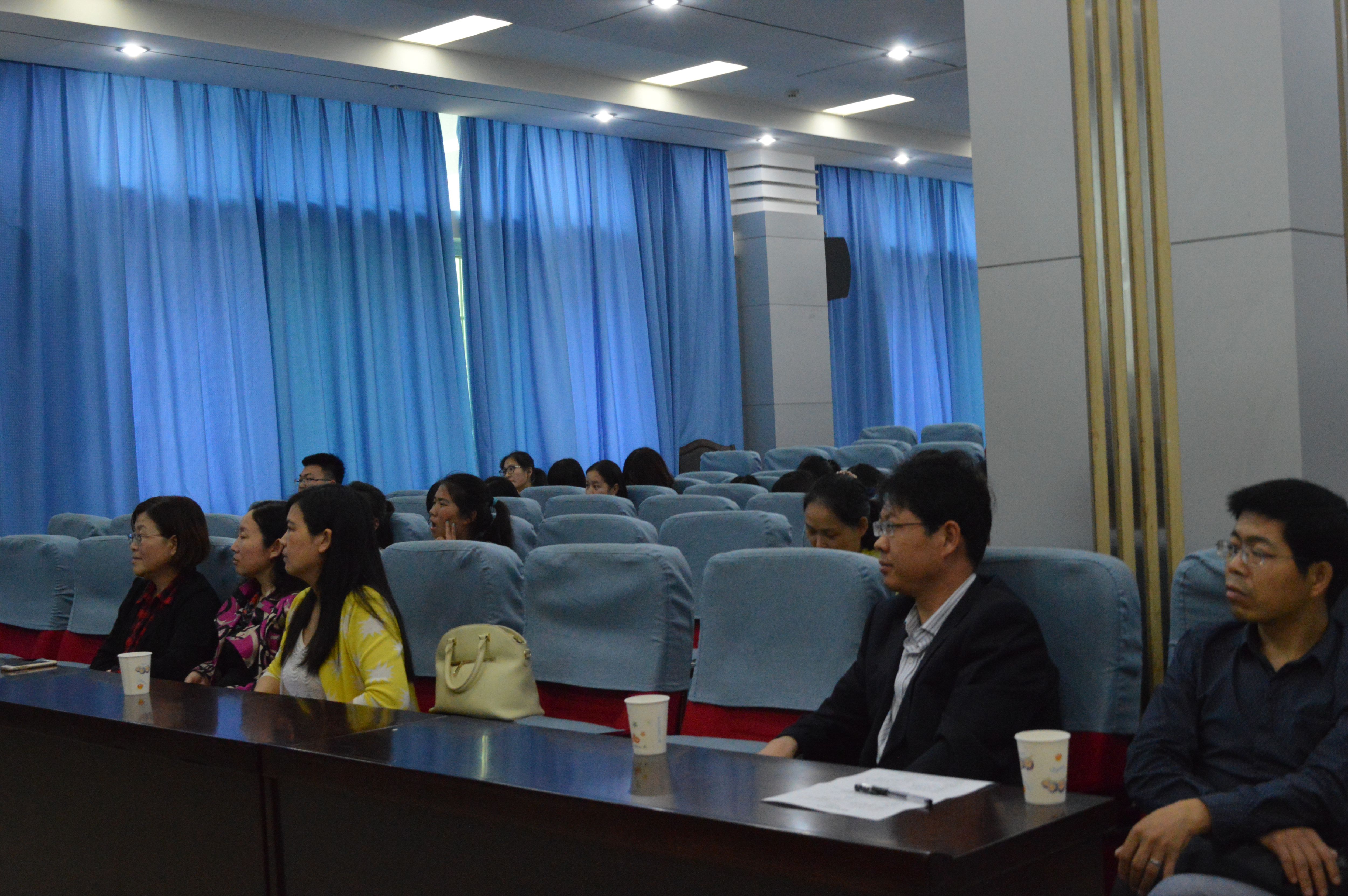  河南省翻译协会杨玮斌副会长来免费成人影片
讲学