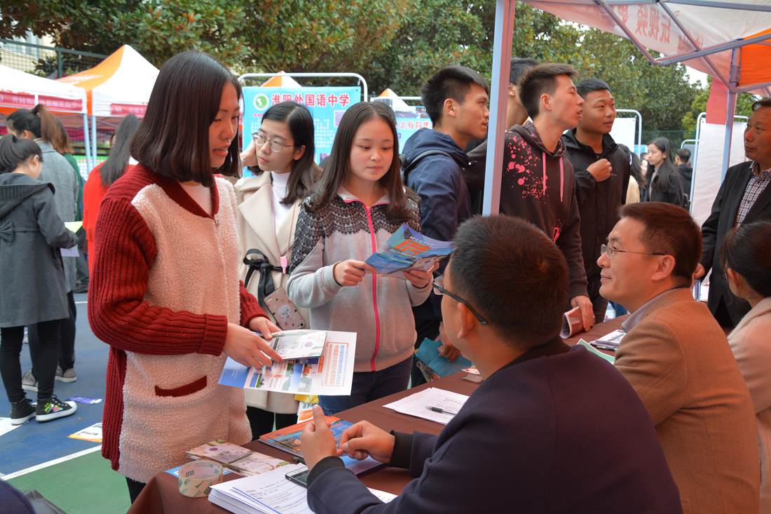 免费成人影片
组织应届毕业生参加冬季就业双选会