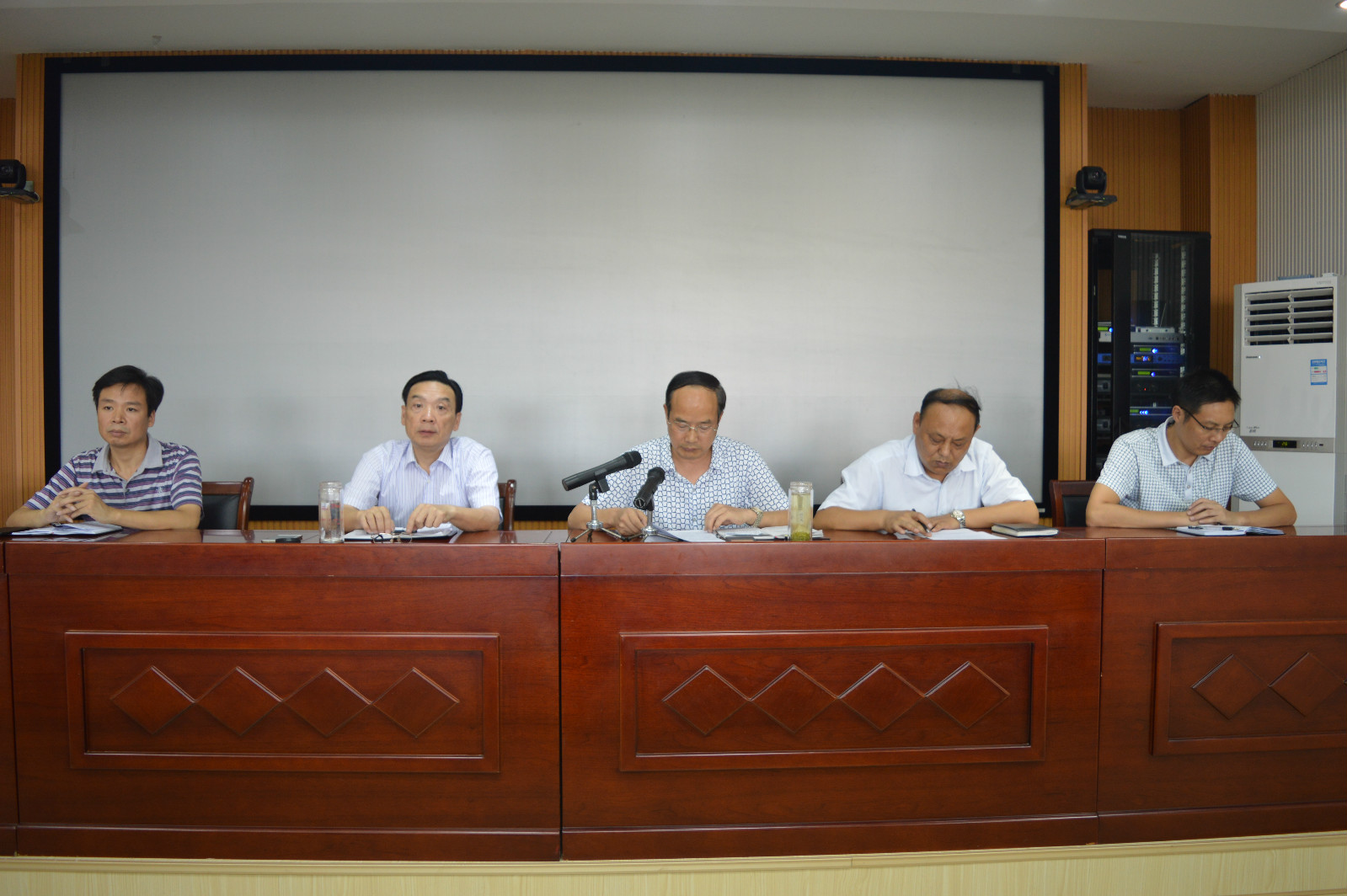 免费成人影片
召开新学期教职工大会