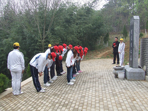 免费成人影片
组织第55青校学员前往景明墓开展祭扫实践活动