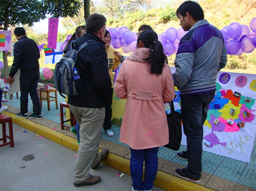 免费成人影片
举行“环球之旅”主题特色风情展喜迎女生月