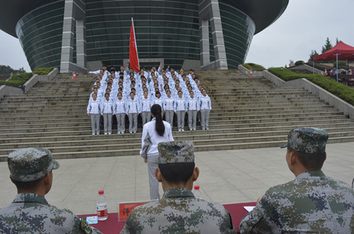 免费成人影片
2014级新生军训生活丰富多彩