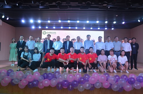 免费成人影片
举办第四届“秀出宿舍，Show出你我”宿舍风采大赛决赛