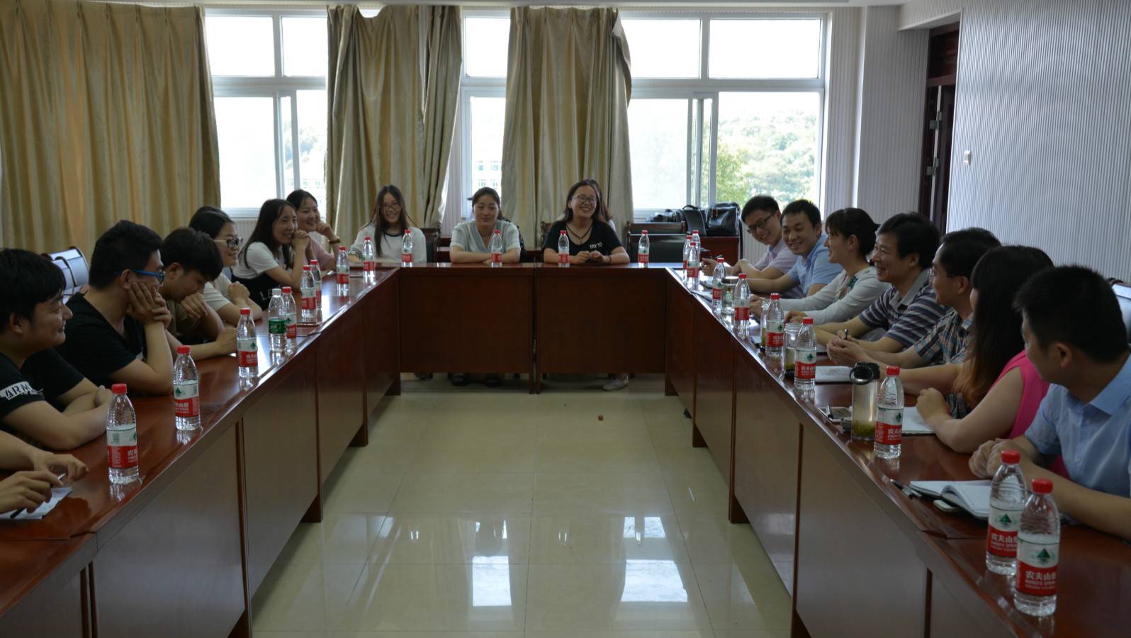 免费成人影片
召开2017届毕业生座谈会