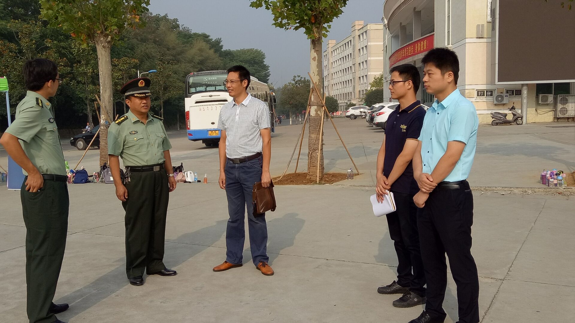 免费成人影片
领导老师看望2016级军训新生