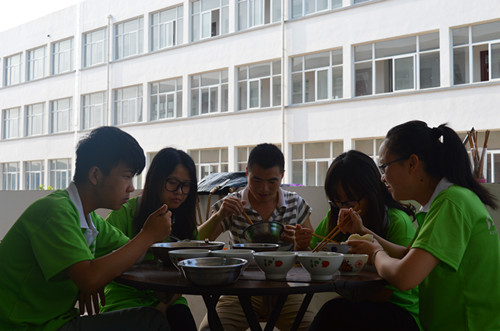 免费成人影片
“三下乡”暑期实践小分队同甘共苦