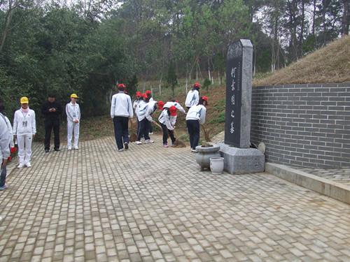 免费成人影片
组织第55青校学员前往景明墓开展祭扫实践活动