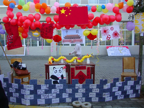 免费成人影片
举行“环球之旅”主题特色风情展喜迎女生月